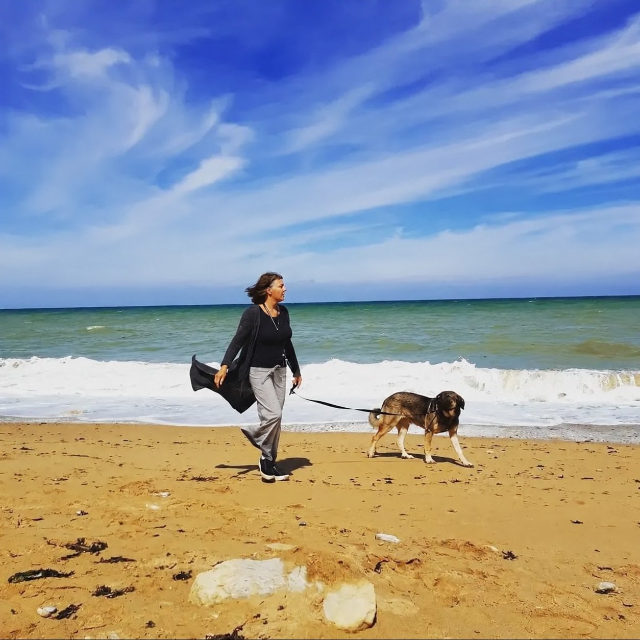 Fabienne met haar hond op het strand