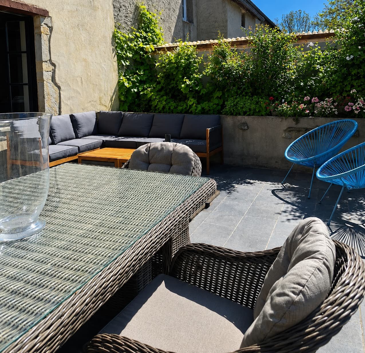 Terras met loungebank en eettafel