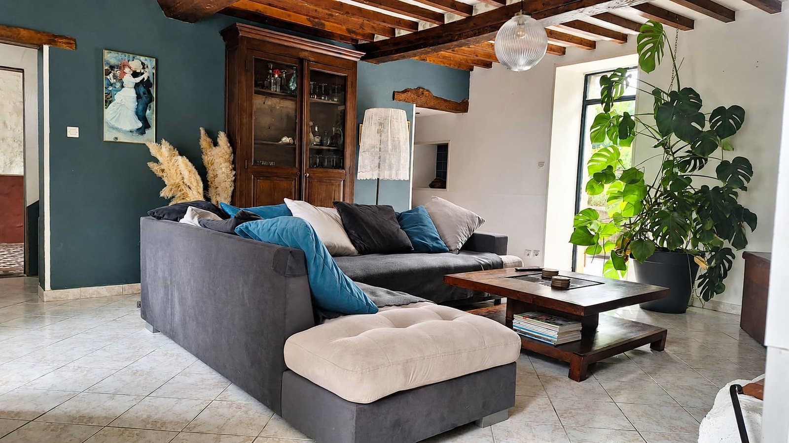 Sfeervol landelijk interieur van gîte La Couronne in Lison, Calvados