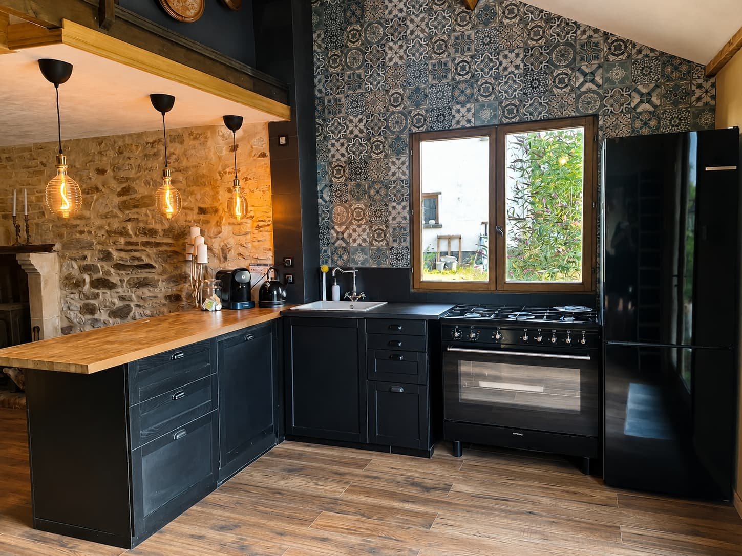 Antracietgrijze keuken met houten blad, fornuis en een natuurstenen muur