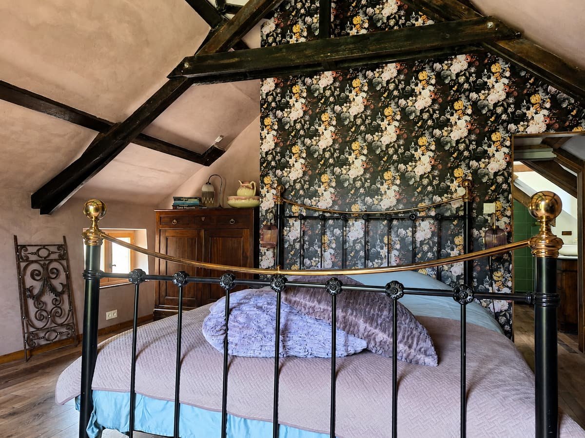 Messing bed voor bloemenbehang, met een spiegel en dakspanten