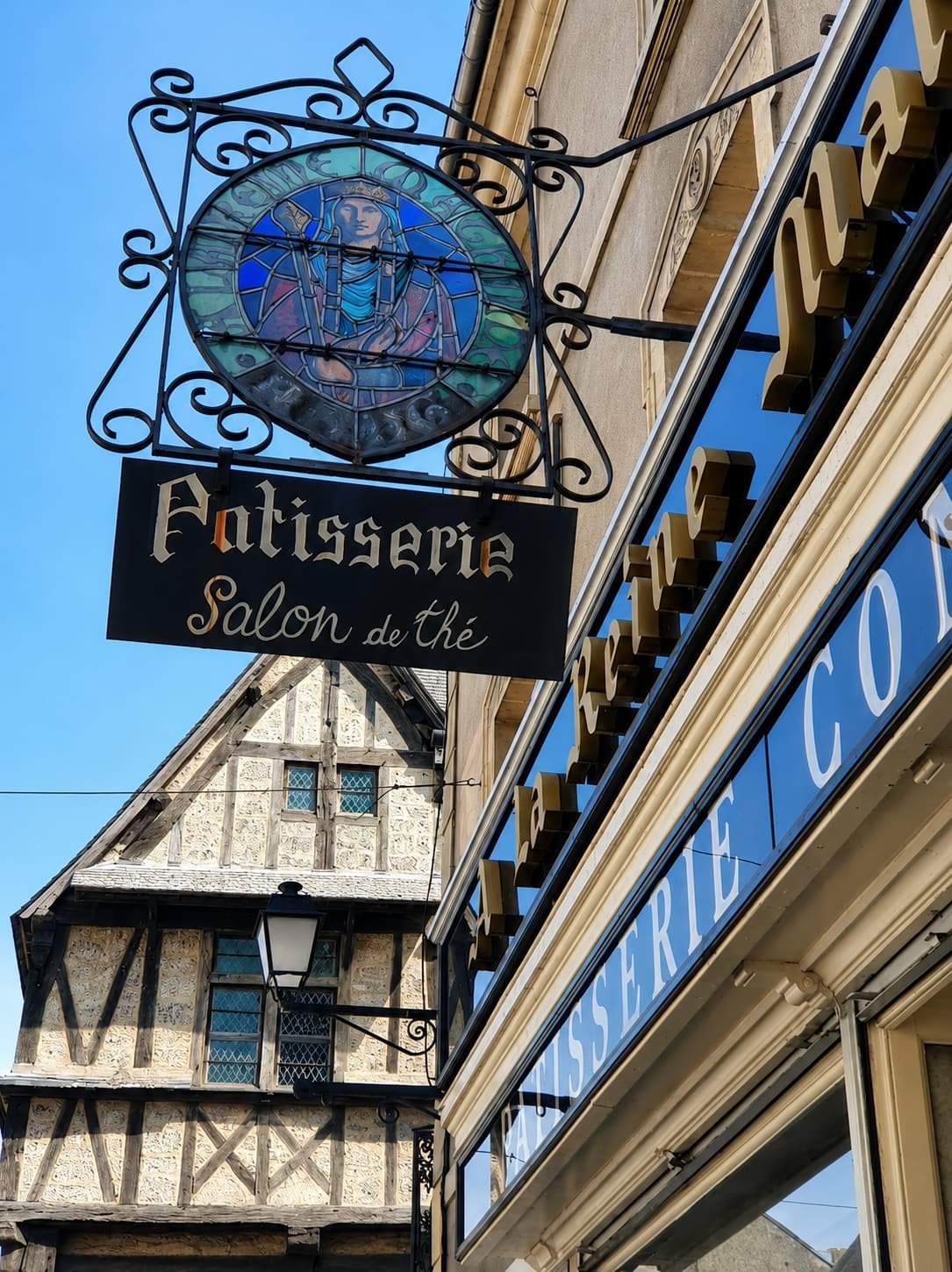 Het uithangbord van een patisserie en salon de thé in Bayeux